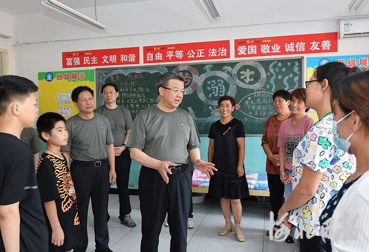 8月3日，省委书记、省人大常委会主任倪岳峰在献县育英小学安置点看望慰问安置群众。 河北日报客户端记者赵海江摄