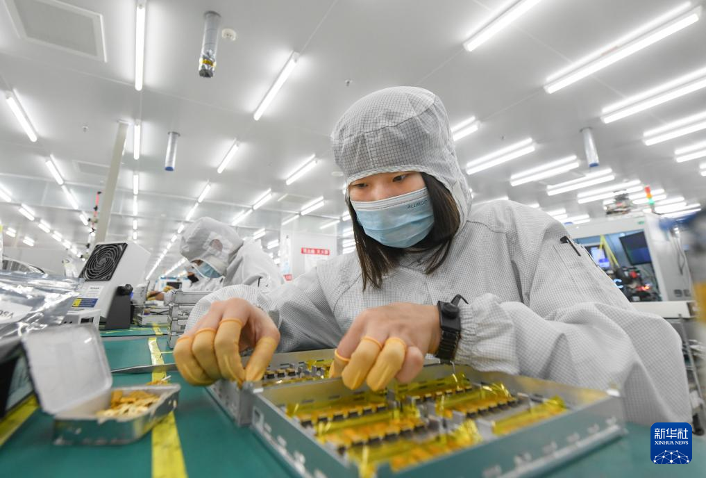 4月11日，武汉光迅科技股份有限公司生产车间内，技术人员在光模块生产线作业。新华社记者程敏 摄