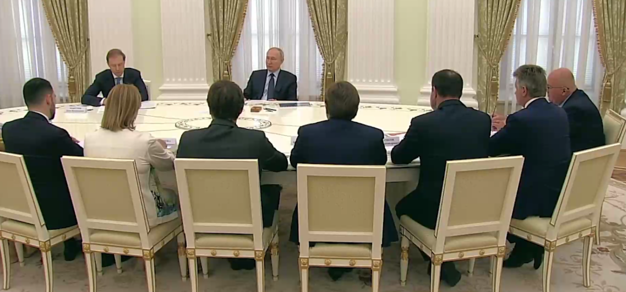 普京8月3日会见俄制造业企业高层代表时讲话画面。图源：塔斯社视频截图