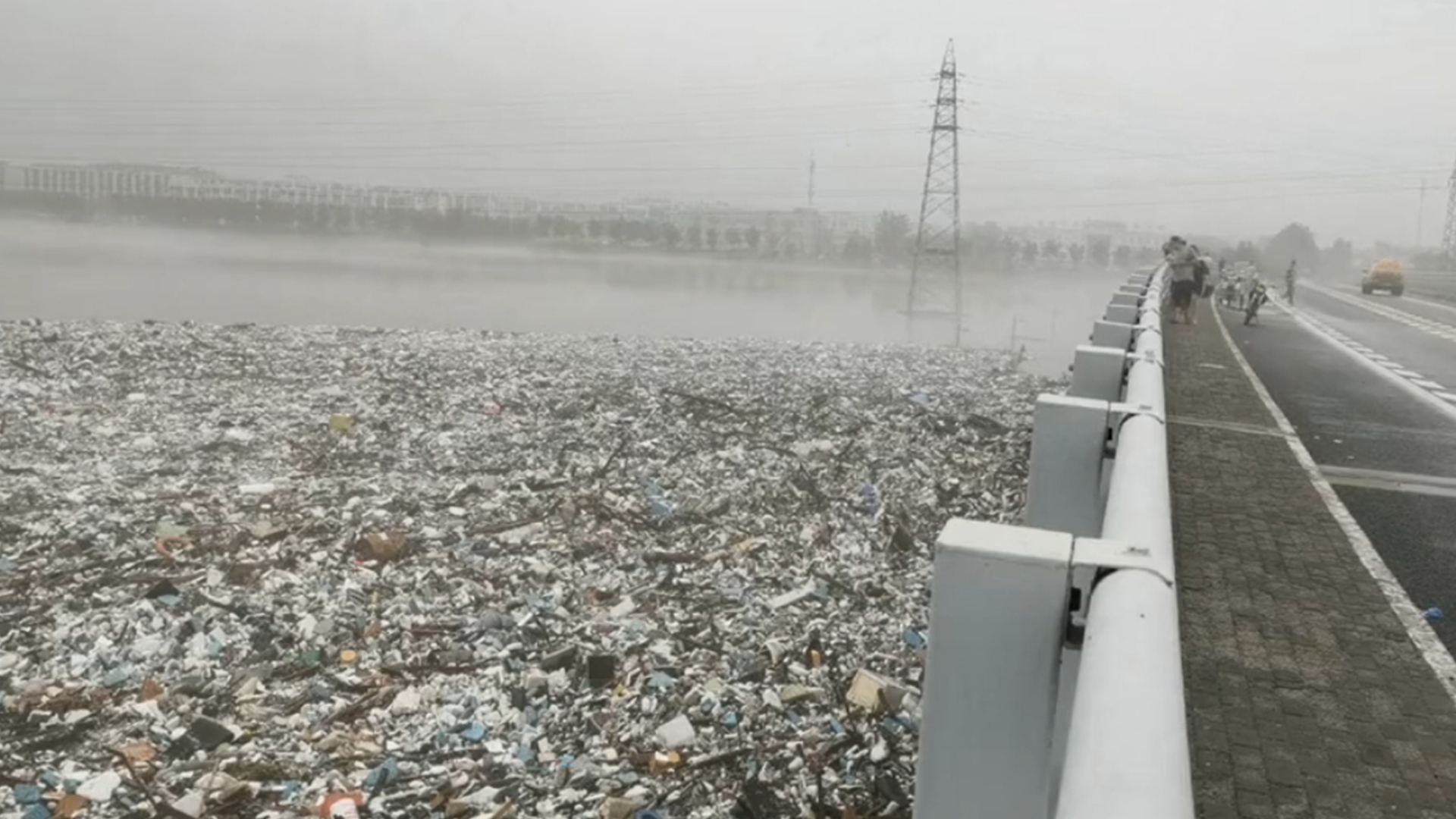 暴雨过后下游河道被杂物堆满，有冰柜、煤气罐和各种家具残片，网友：这些不是垃圾，是一个个被冲散的家