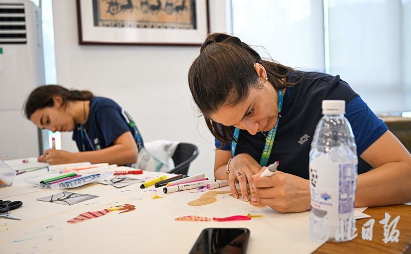8月1日，意大利运动员在绘制皮影。