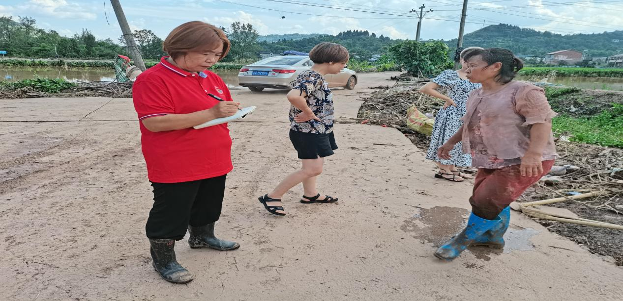 村干部入户了解群众受灾情况