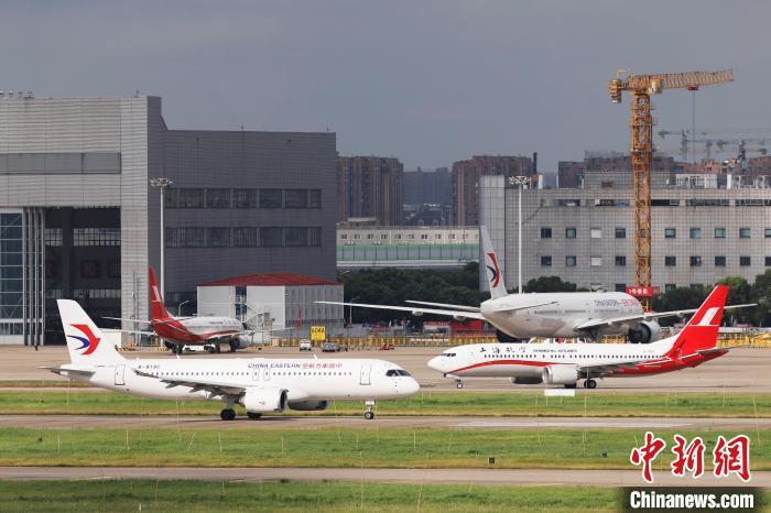 东航第二架国产C919大型客机从上海虹桥机场起飞。中新社记者 殷立勤 摄