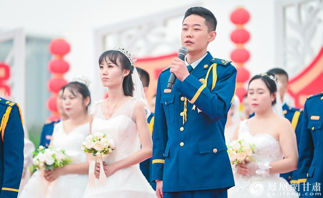 金昌市消防救援支队基层指战员岳屾（前排右一）说，感谢所有军人和消防指战员家属默默无闻的付出。杨艺锴 摄