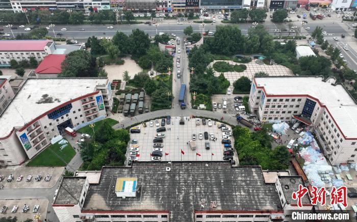 图为8月4日航拍涿州市职业技术教育中心，这里是涿州市一处接受救灾物资捐赠的地点。　中新社记者 韩冰 摄