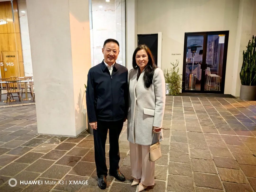 王庆中校长与EQI国际教育部执行长Simone Fuller女士合影