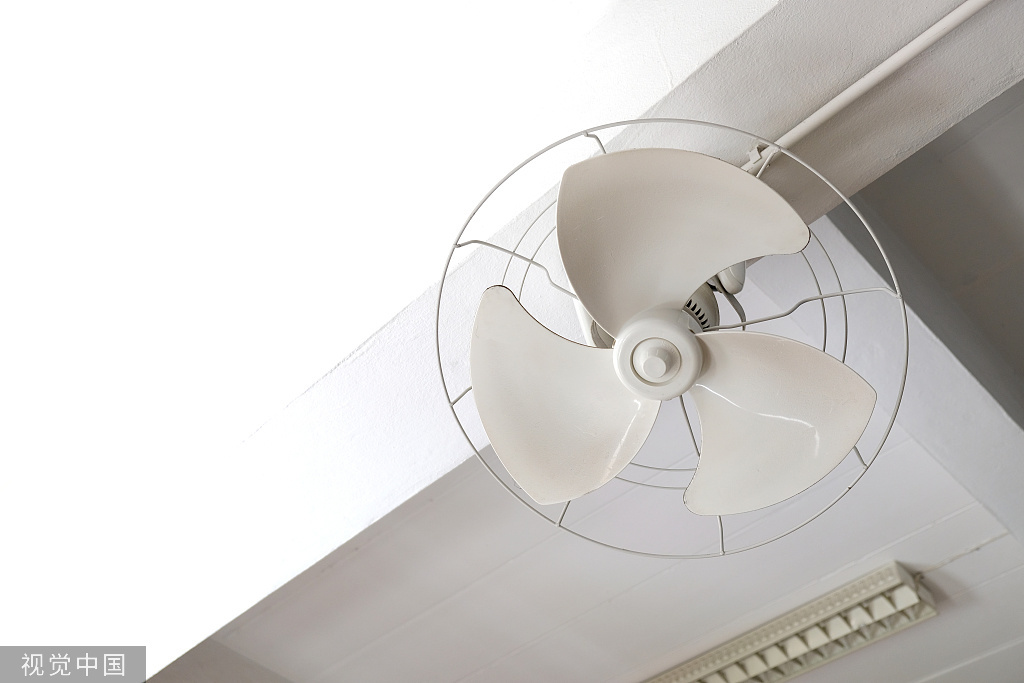 持續高溫天氣導致電風扇使用頻繁，加沙修電扇生意火瞭