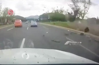 浙江义乌蔚来汽车撞路柱解体燃烧 驾驶员死亡