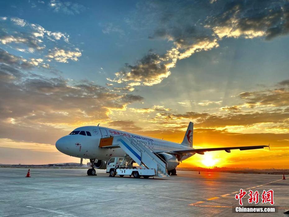 图为清晨七点，在兰州中川国际机场的停机坪上旭日升起。兰杰 摄