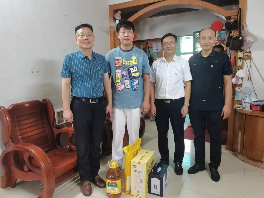 校党支部、团委走访慰问退役军人胡兵