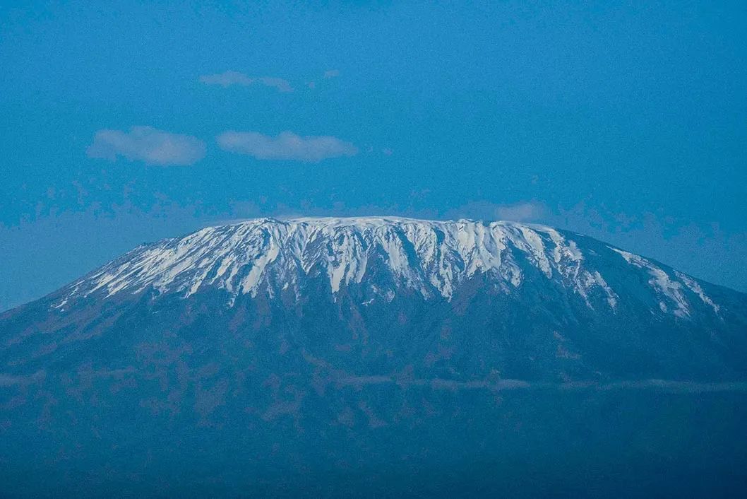 2021年3月2日拍摄的白雪覆盖的坦桑尼亚乞力马扎罗山 新华社/法新