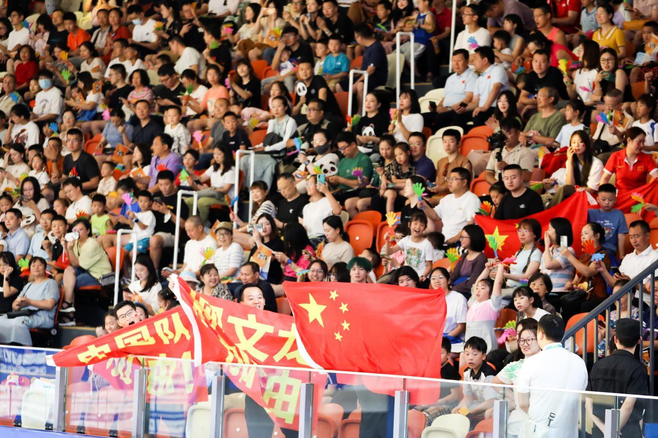 现场观众为柳文龙加油