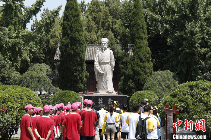 图为8月3日，研学营营员在韩愈故里河南孟州参观。 中新社记者 阚力 摄