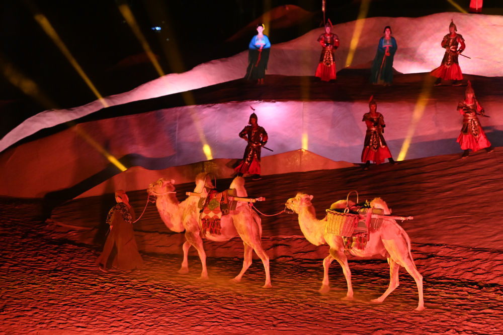 8月8日,演员在《敦煌盛典》中表演。新华社记者 范培珅 摄