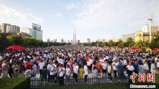 8月1日清晨,南昌八一广场上人山人海,站满前来观看升国旗仪式的民众。(资料图)姜涛 摄