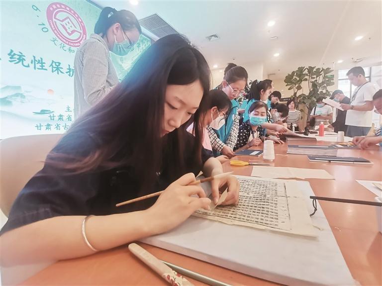 志愿者体验古籍修复 李 超 摄