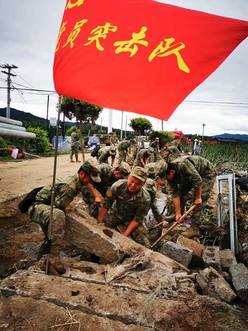 8月7日，陸軍第78集團軍某旅組織員突擊隊在吉林舒蘭市七里鄉(xiāng)清理路障。劉洋/攝（新華社發(fā)）