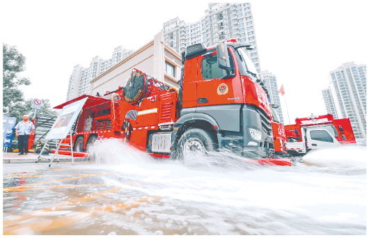 □记者王红军杨帆通讯员李闻博报道 8月5日，山东省消防救援总队跨区域增援队聊城分队在涿州市华阳路天伦湾回迁小区排水作业。