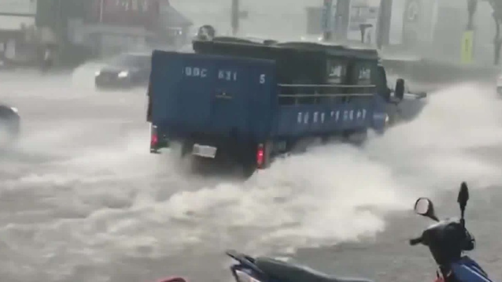 西南风侵袭台南大雨酿灾 南投土石崩封路