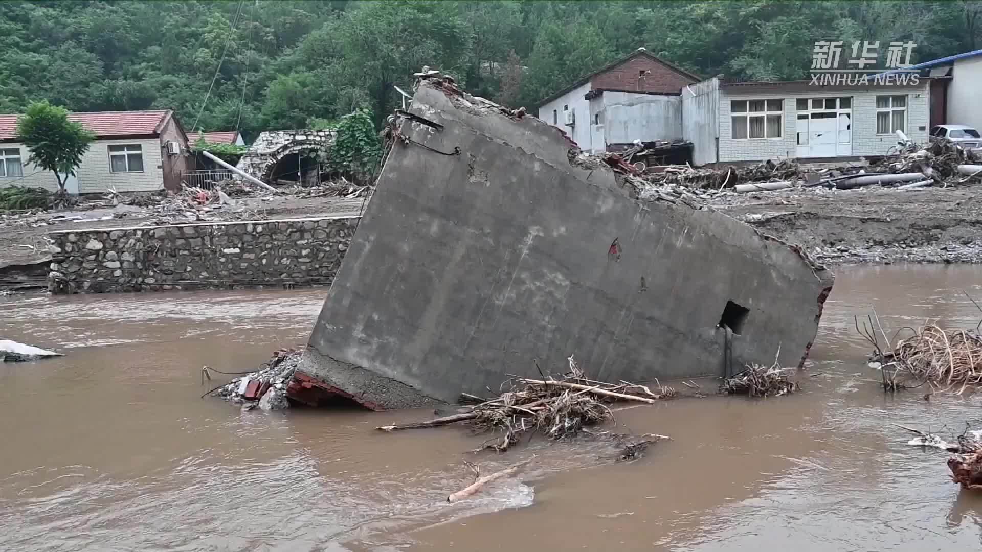 星夜驰援 北京卫戍区官兵转移昌平受灾群众