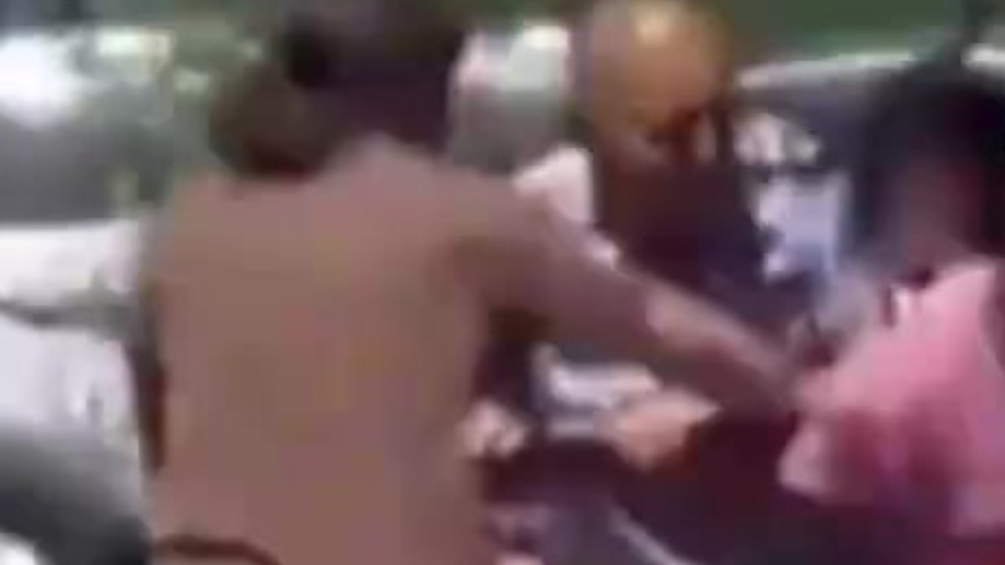 目击者回应两女子殴打拾荒老人：老人的嘴角被打破流血