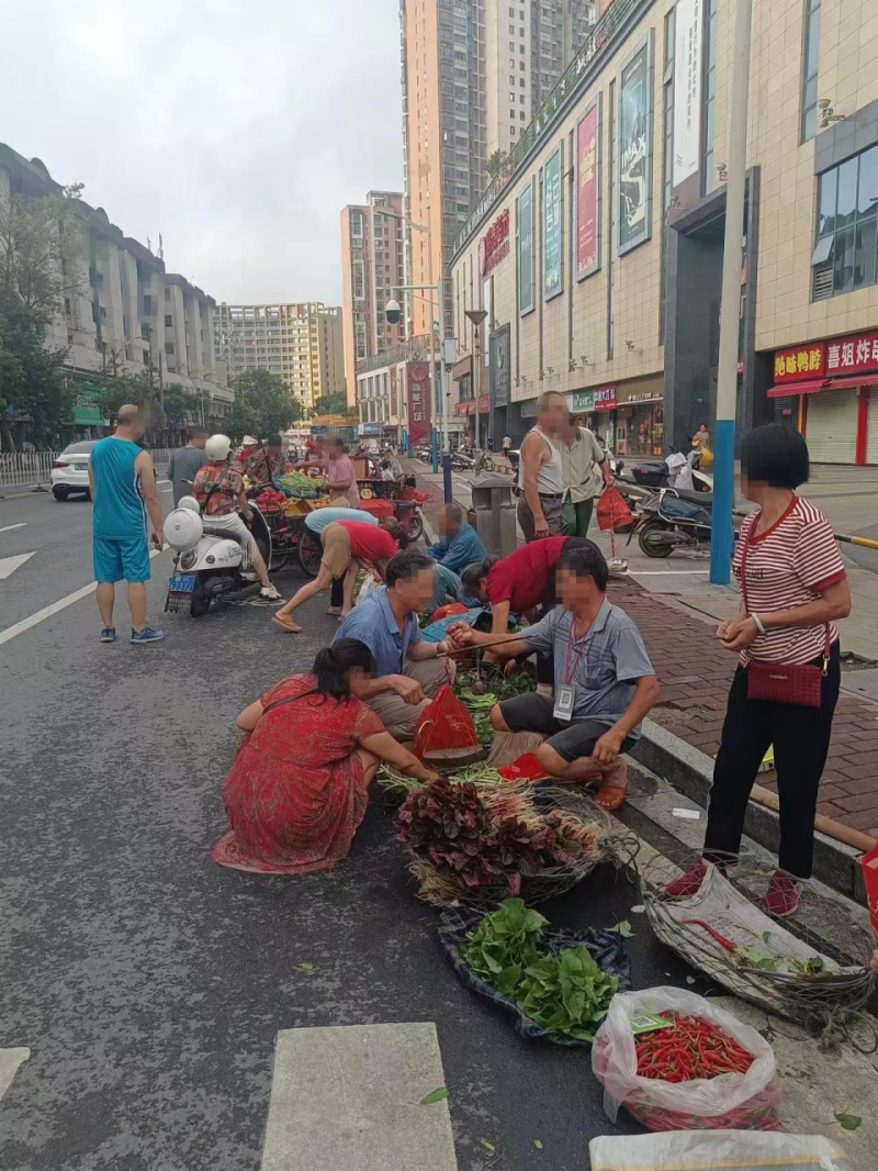 △8月1日，城南高能广场马路边流动摊贩成群。