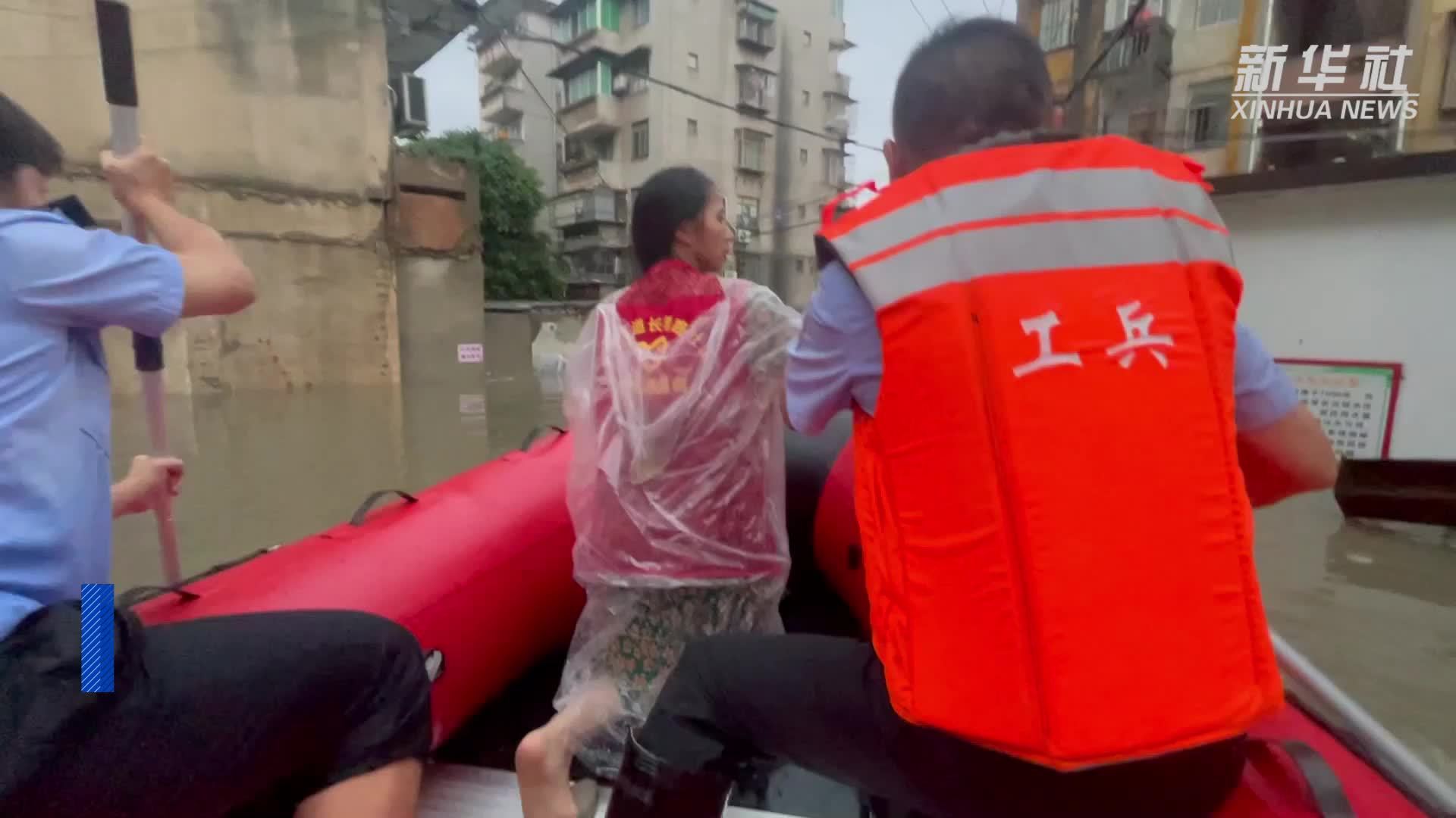 广西南宁：强降雨致内涝 消防紧急转移被困群众