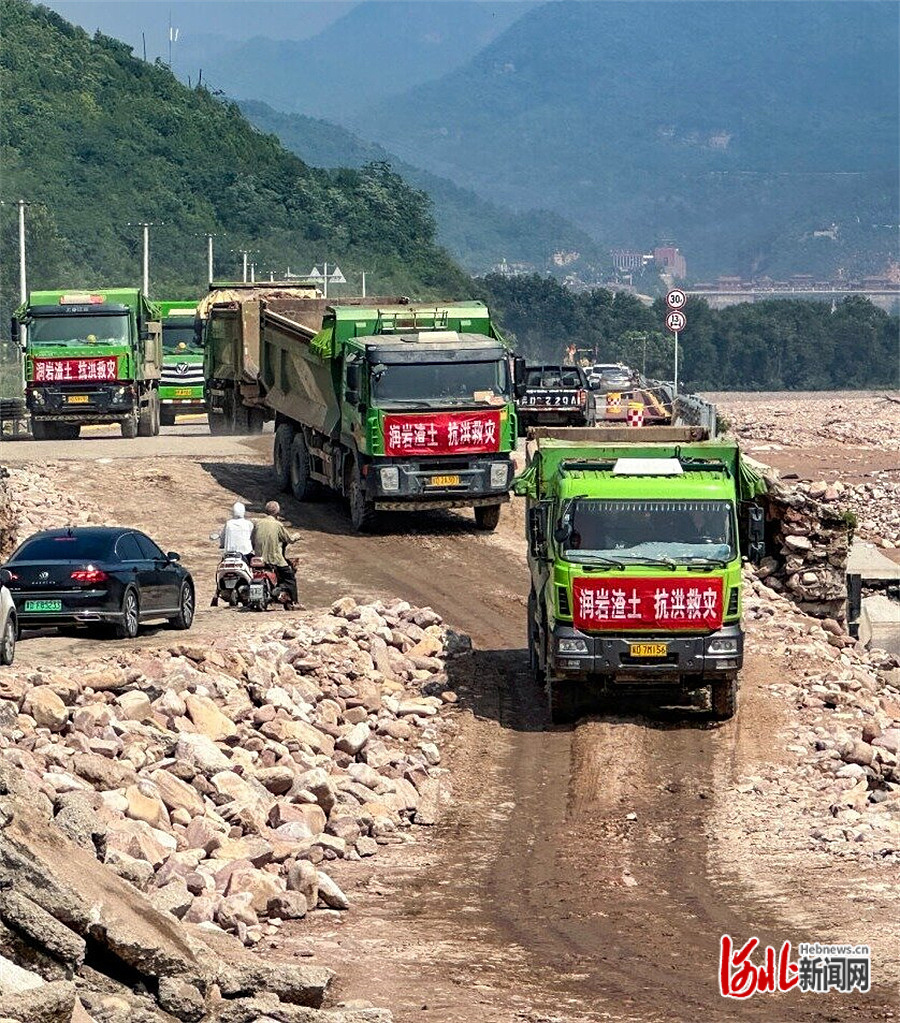 8月2日,邯郸武安市交通运输局公路养护站的抢险车辆在国道G234兴阳公路活水村段运送石料。河北日报记者 田 明摄