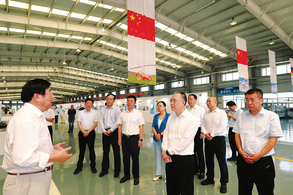 8月8日上午，山西省委副书记、省长金湘军来到大同通用航空器研发制造基地，认真听取基地建设等情况介绍，察看大同轻型飞机制造有限公司C42E固定翼飞机生产线，及山西维顶装备、长鹰蜜蜂飞机制造、航源众诚动力、大同航空动力等入园企业产品技术展示。山西日报记者 李兆民 摄