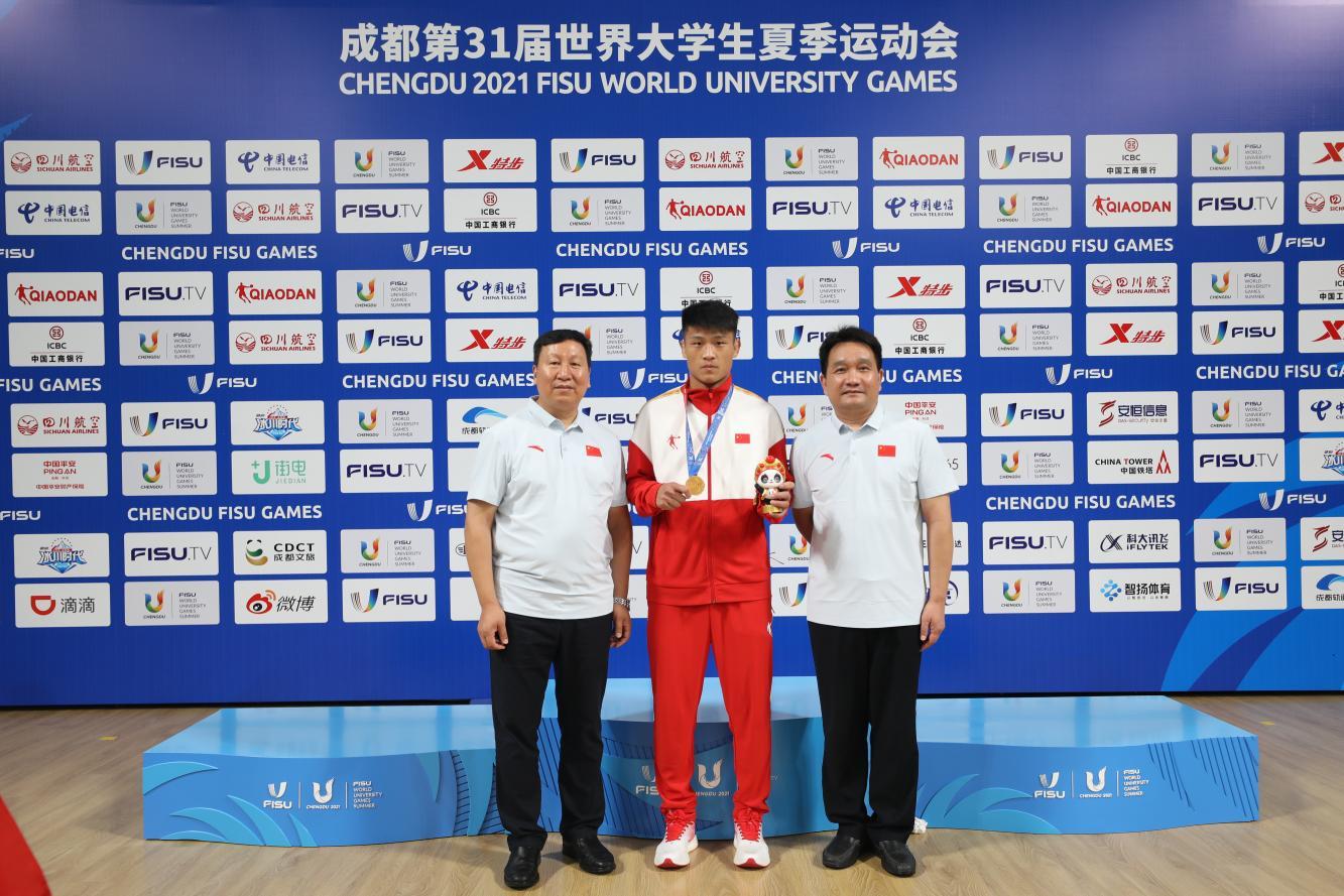 柳文龙(中间)与河南大学副校长、体委主任苗雨晨(左),河南大学武术学院院长洪浩(右)合影