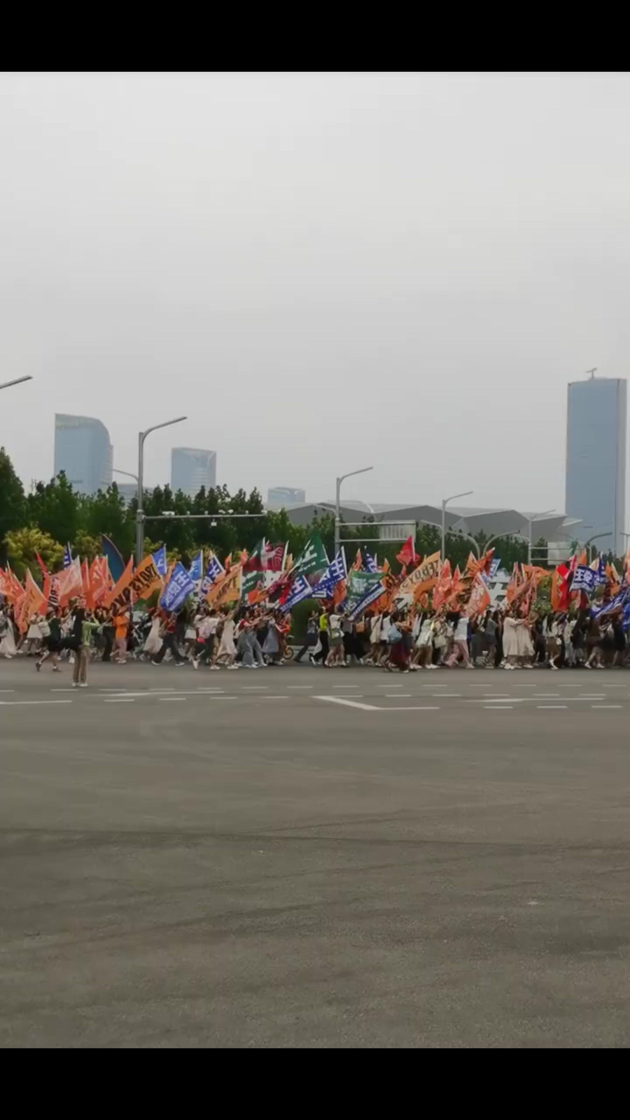 西安街头惊现举旗大军，TFBOYS十周年演唱会粉丝应援惊呆路人