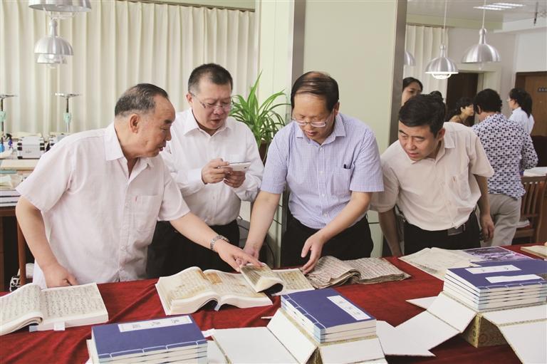 国家图书馆副馆长、国家古籍保护中心副主任张志清检查剧本修复情况