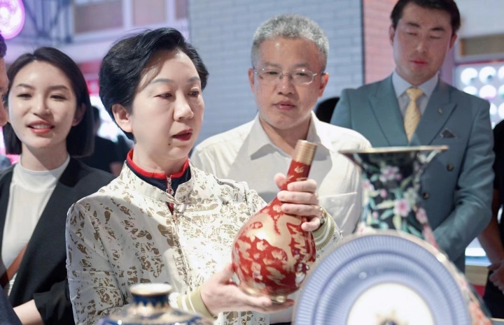 胡雪梅在景德镇陶瓷官方旗舰店实地调研
