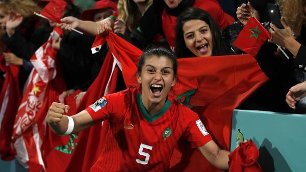 摩洛哥女足等待德国和韩国的比赛结果，疯狂庆祝晋级16强。