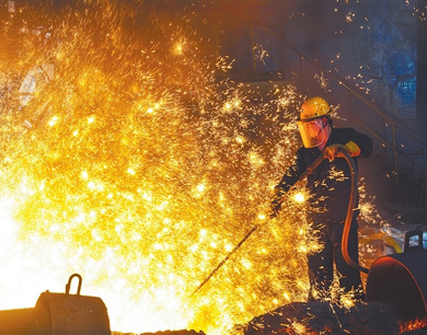 萍乡萍钢安源钢铁：钢花四溅 开足马力生产