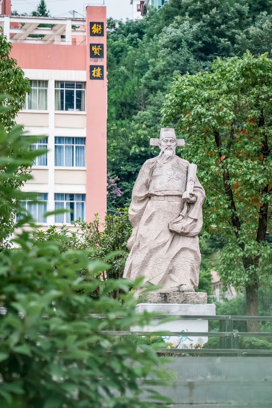 铜仁思南县田秋小学内的田秋塑像。