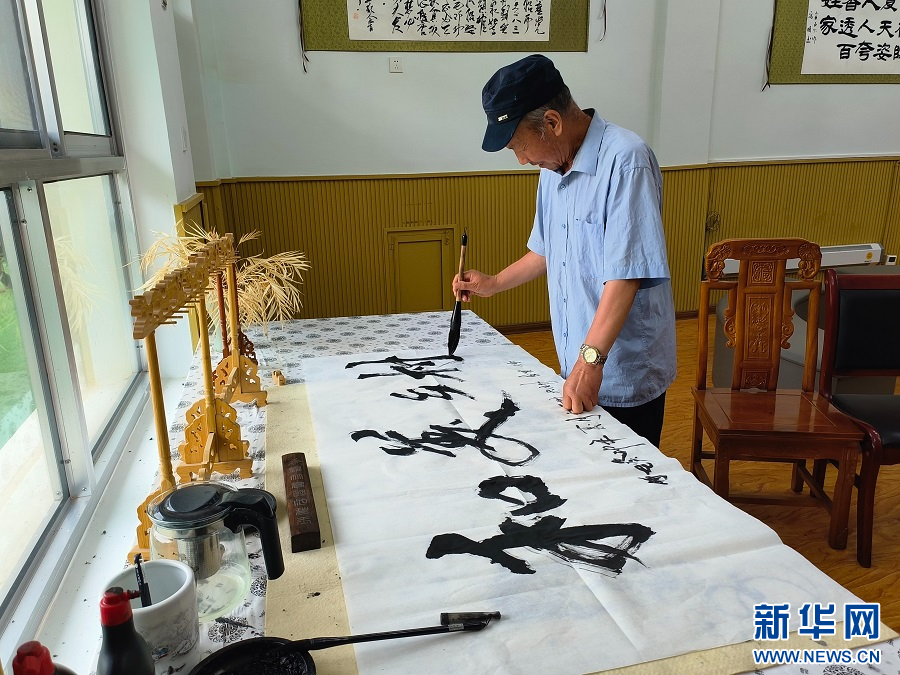 金万荣在大庄村互助老年人幸福院的书画室练字 新华社记者 王紫轩 摄