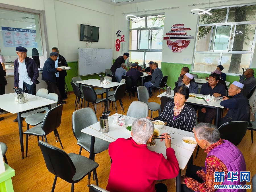 老人们在大庄村互助老年人幸福院的餐厅吃午饭 新华社记者 王紫轩 摄