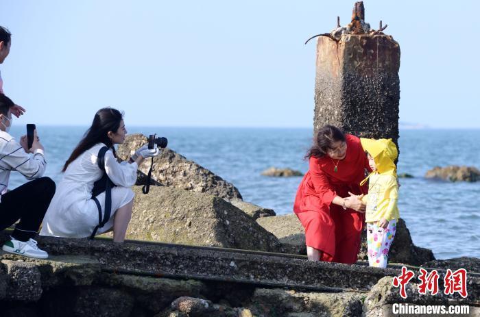 图为游客在“入海铁轨”上拍照留念。曲正扬 摄
