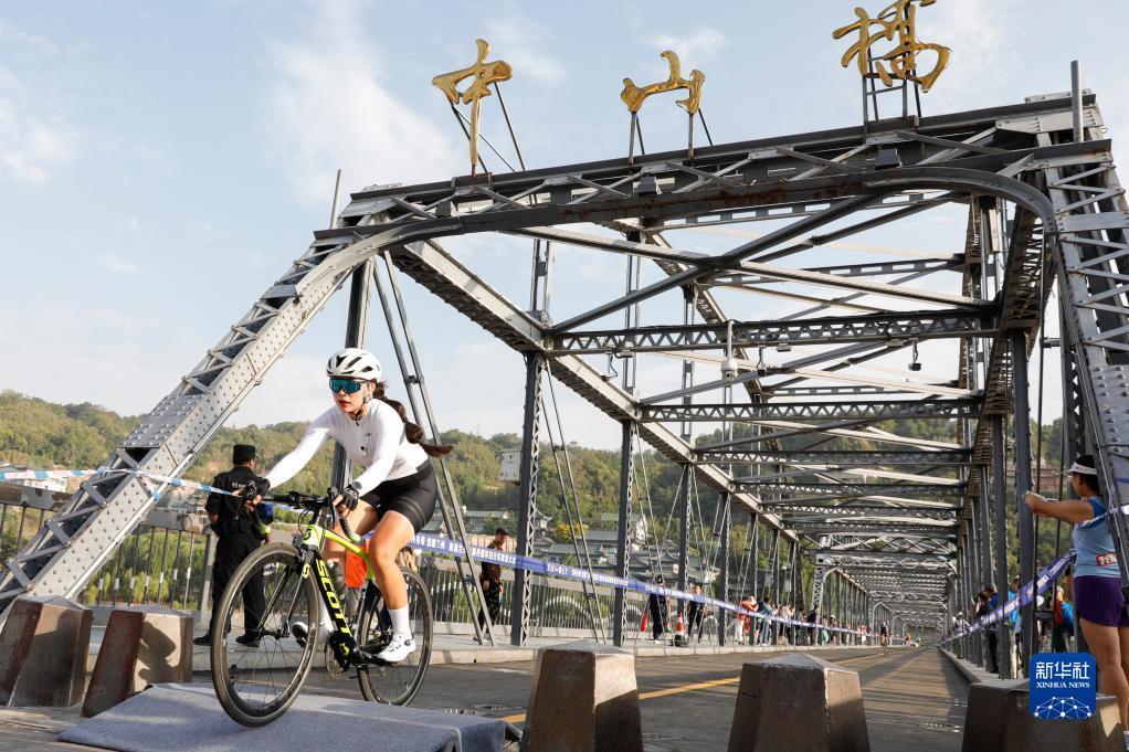 8月5日，騎行愛好者騎行通過中山橋。新華社記者 方欣 攝