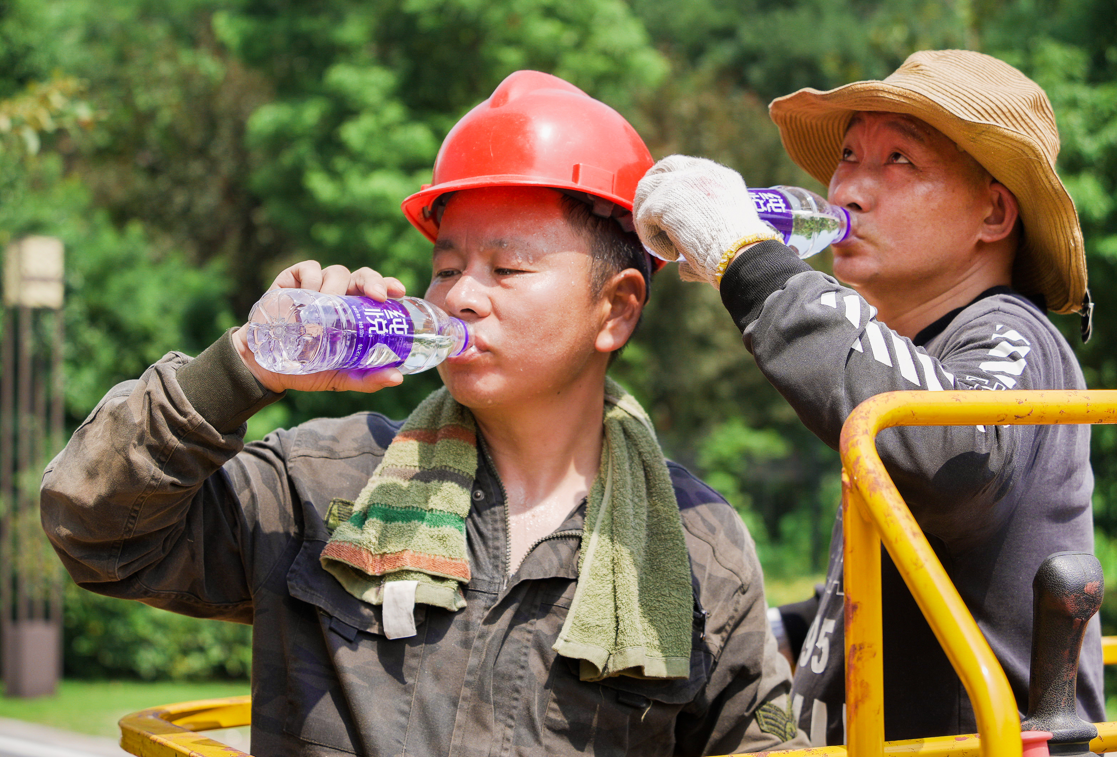 中粮可口可乐携手华润万家湖南公司 助力高温工作者“悦享一夏,清凉万家”