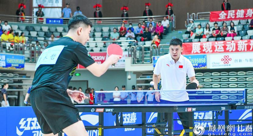 奥运冠军、江苏省乒乓球队总教练陈玘（右）为2023年“李宁&middot;红双喜杯”中国乒乓球协会会员联赛甘肃武威站开球