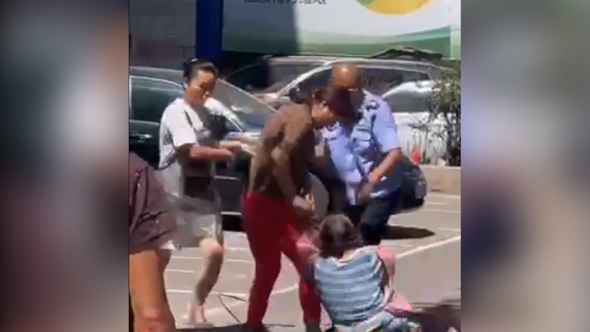 两名女子当街殴打拾荒老人,并将老人手机扔进车流后逃跑,目击者:拾荒老人80岁,嘴角被抓破_凤凰网视频_凤凰网