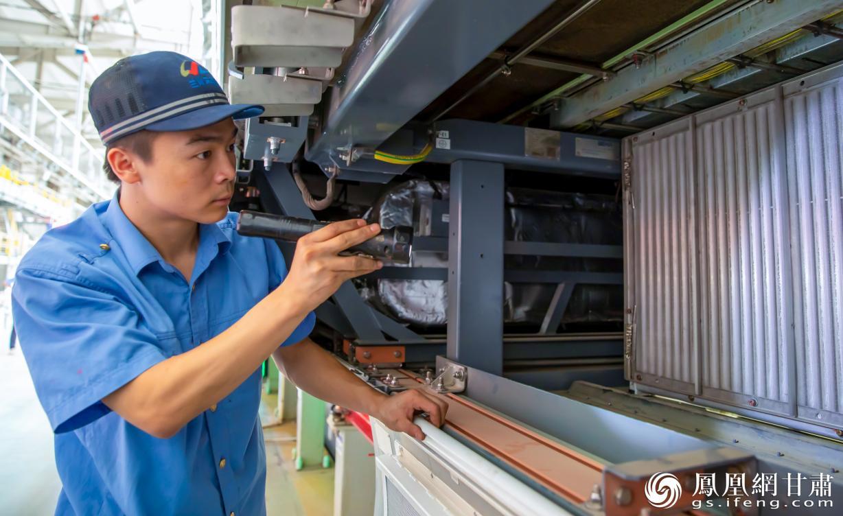 地勤机械师正在更换空调滤网 兰州铁路局供图