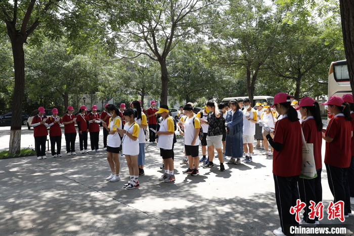 圖為8月3日，兩岸青少年在韓愈故里河南孟州誦讀古詩。 中新社記者 闞力 攝