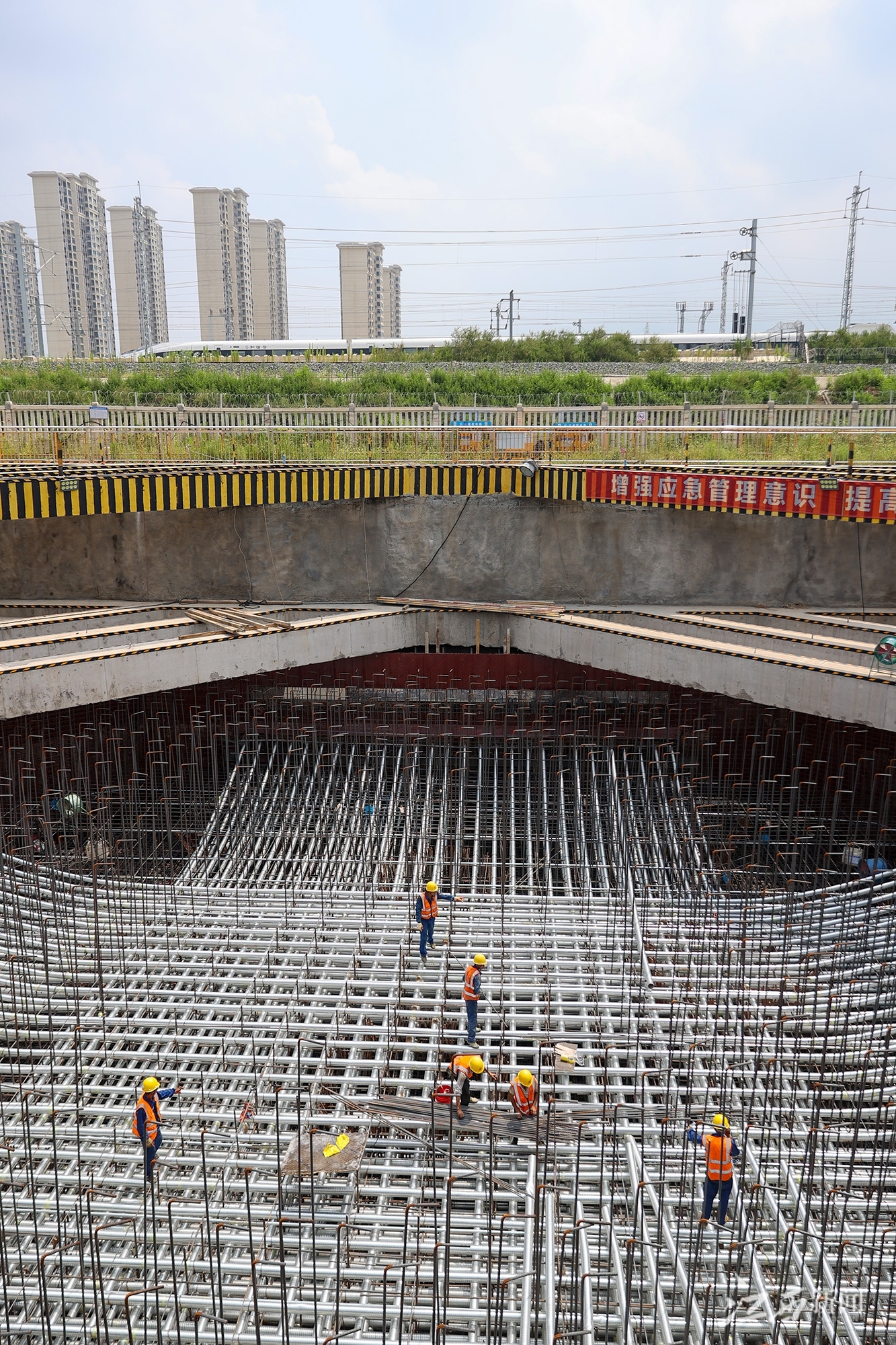 九江快速路：横跨14股道铁路线的斜拉桥施工正忙（图）