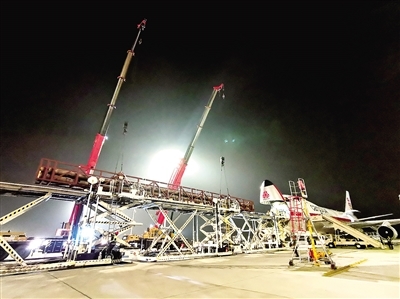 郑州机场将26.23米长橡胶管件装机