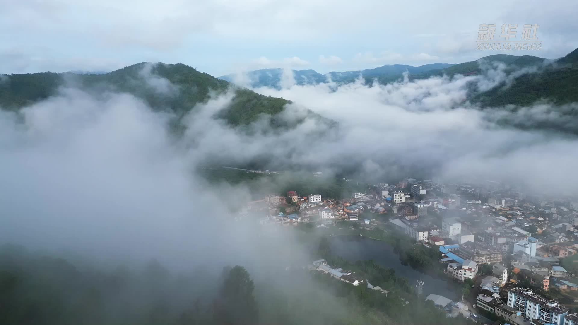 “四弦响 脚杆痒”：云南石屏烟盒舞沿街巡演