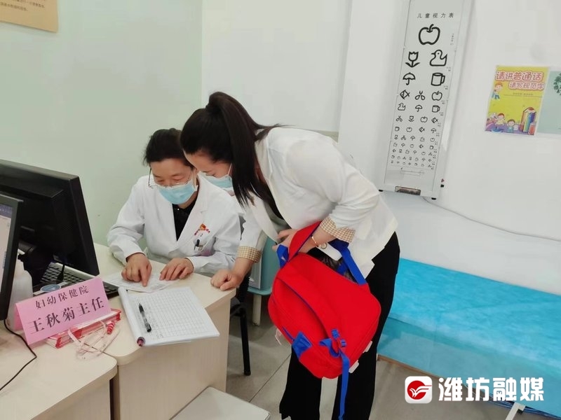 在寒亭区开元街道卫生院，市妇幼保健院的专家为市民提供问诊咨询。（资料图）