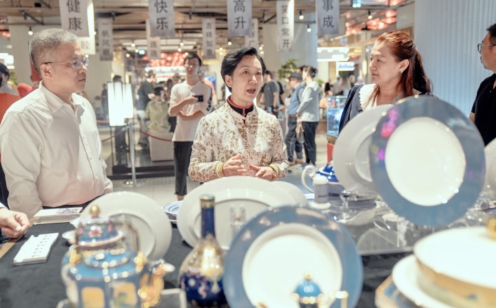 胡雪梅在景德镇陶瓷官方旗舰店实地考察